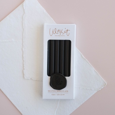 Caixa branca com seis varetas pretas de cera para lacre e selo preto