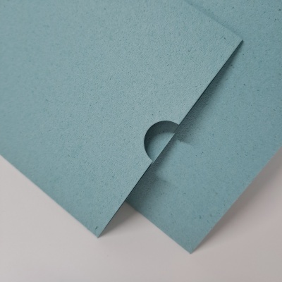 Pastas de papel azul claro com recorte circular em fundo branco