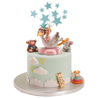 Bolo decorativo verde claro com fantasia de cegonha e bonecos de animais