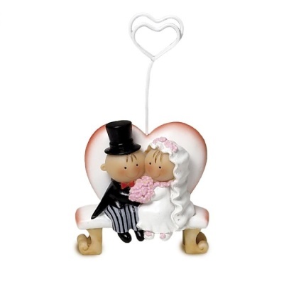 Figurina de noivos em resina com coração e suporte metálico em forma de coração