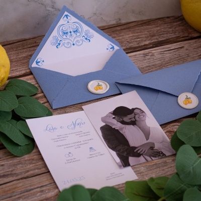 Convite de casamento azul com selo de limão, texto e fotografia a preto e branco