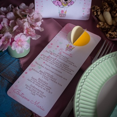 Cartão de menu batizado Maria em papel branco com detalhes rosa e lilás e balão amarelo