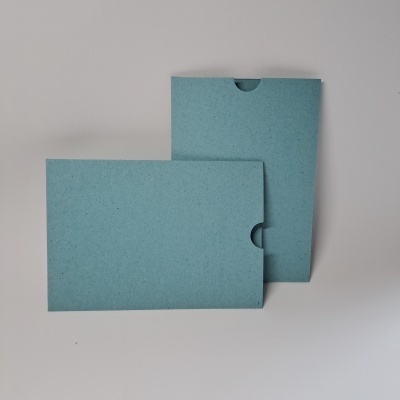 Capas de cartão azul-fosco retangulares com recortes semicirculares