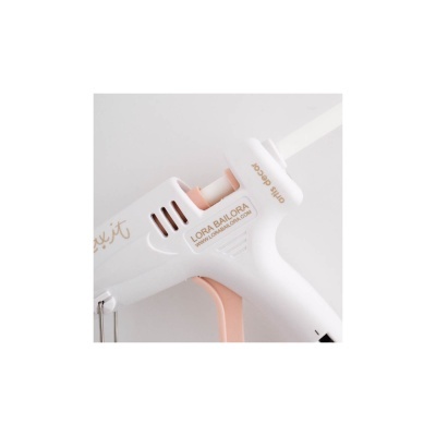 Pistola de cola quente branca e rosa claro com detalhes dourados e barra de cola branca