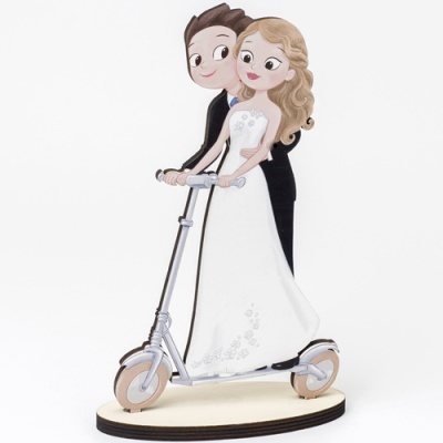 Figura decorativa de noivos em trotinet