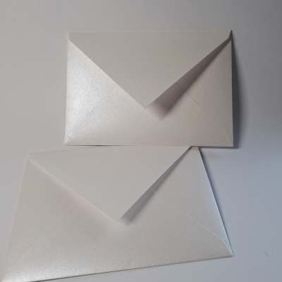 Dois envelopes off-white com acabamento perolado