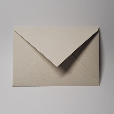 Envelope cinzento claro com aba triangular fechado