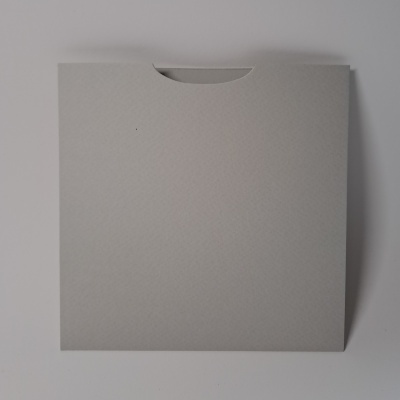 Envelope ou pasta de papel cinzento claro texturizado com recorte semicircular
