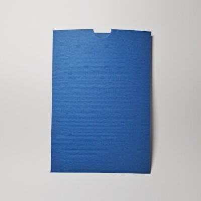 Envelope azul com textura ondulada sobre fundo branco