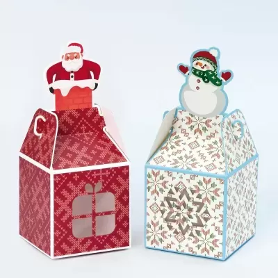 Duas caixas de presente natalícias, uma vermelha com Papai Noel, outra branca com boneco de neve.