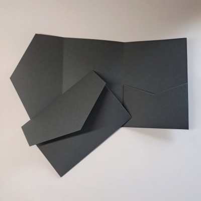 Conjunto de envelopes e cartões pretos em papel fosco