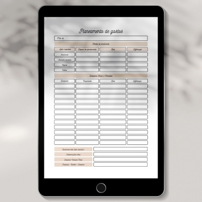 Tablet com plano de gastos exibido na tela