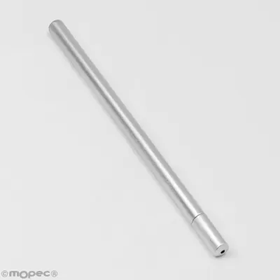 Barra metálica cilíndrica prateada com abertura numa ponta, fundo branco