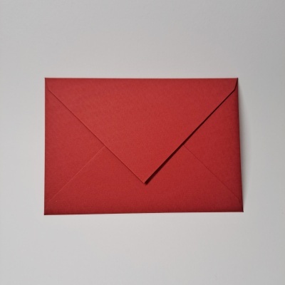 Envelope de papel vermelho fechado