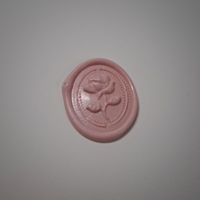 Selo de cera rosa com rosa em relevo