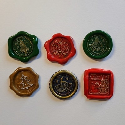 Seis selos de cera natalícios coloridos com inscrições e desenhos decorativos