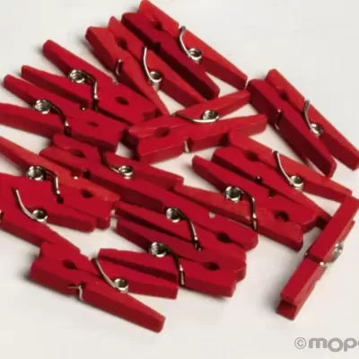 Molas de roupa pequenas vermelhas de madeira com molas metálicas