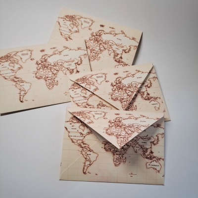 Envelopes bege com mapa-múndi castanho estampado