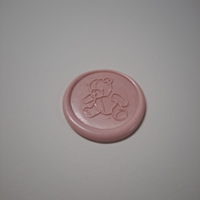 Selo de cera rosa com relevo de urso de peluche