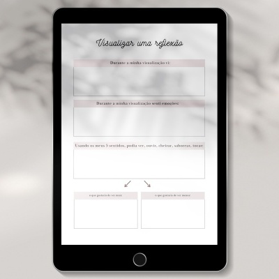Tablet preto com formulário digital em português