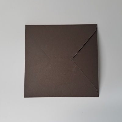 Envelope castanho escuro visto de trás