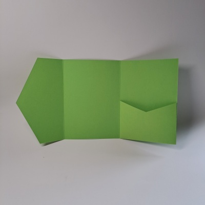 Envelope verde aberto com bolso triangular