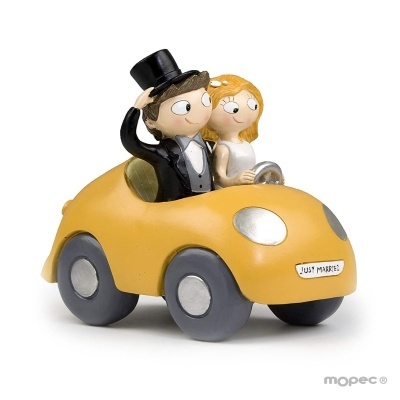 Figura decorativa casal noivos em carro amarelo com placa JUST MARRIED