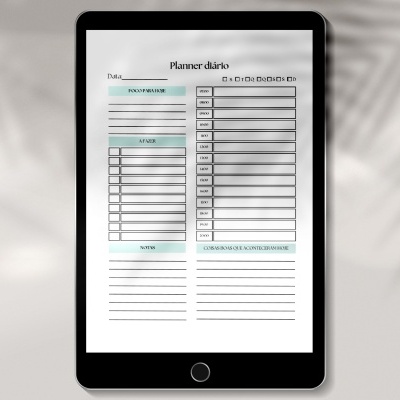 Tablet preto com plano diário digital em português no ecrã