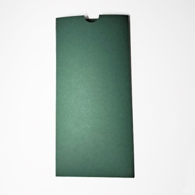 Envelope retangular verde escuro com recorte semicircular sobre fundo branco