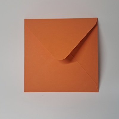 Envelope quadrado laranja fechado sobre fundo branco