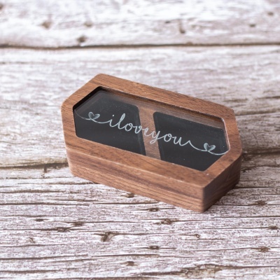 Caixa de madeira pequena com tampa de vidro transparente e inscrição 'i love you' no interior