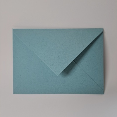 Envelope azul de papel com textura rugosa visto de trás