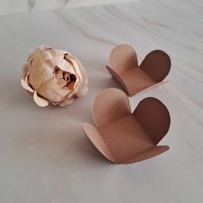 Suportes para doces em papel castanho e flor artificial de tecido bege
