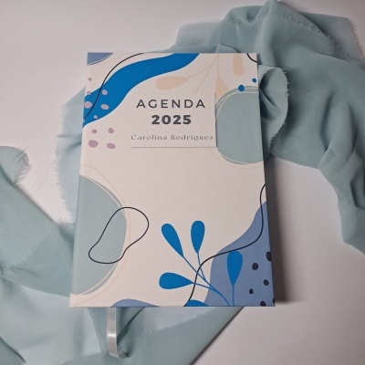 Agenda 2025 com design abstrato em tons de azul e cinza