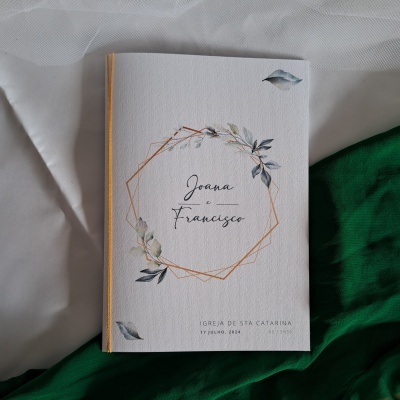 Convite de casamento com design geométrico e folhas em tons cinza e azul