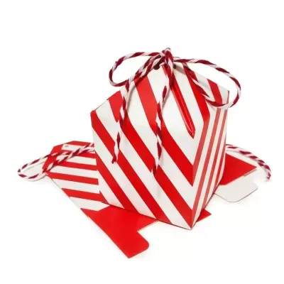 Caixa de presente dobrável com listras vermelhas e brancas e fita trançada.