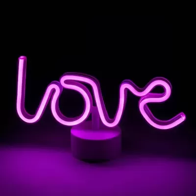 Letreiro de néon rosa com a palavra love em fundo preto