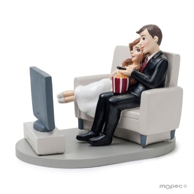 Figuras decorativas de casal a ver televisão sentados num sofá com balde de pipocas