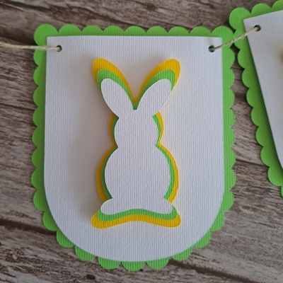 Guirlanda de papel com coelho branco, verde e amarelo com borda recortada verde