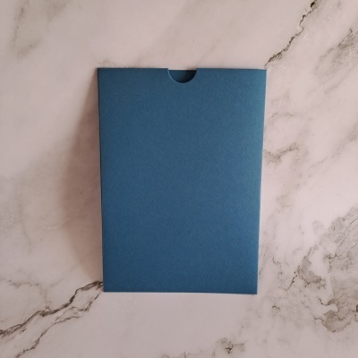 Envelope azul escuro sobre superfície marmoreada branca