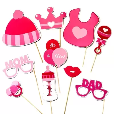 Acessórios para fotos de bebé em rosa e vermelho com temas de nascimento de rapariga.