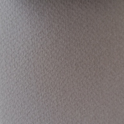 Tecido cinzento com padrão geométrico em relevo