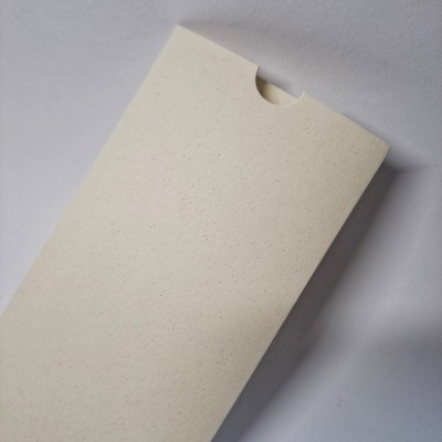 Caixa retangular de cartão branco com recorte semicircular na aba