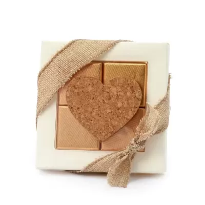 Caixa branca com fita rústica e decoração de tecido castanho com coração de cortiça