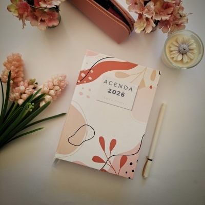 Agenda 2026 com design abstrato e objetos de escritório cor de rosa