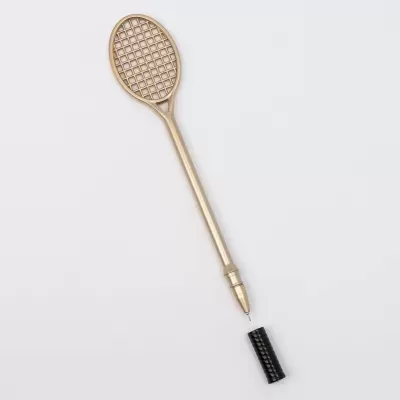 Caneta dourada formato raquete de ténis com tampa preta removida
