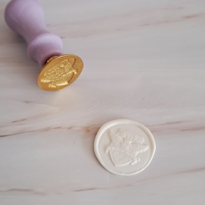 Carimbo de lacre com cabo lilás e lacre branco com brasão OWCA