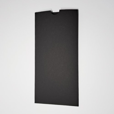 Envelope preto com abertura semicircular em superfície branca