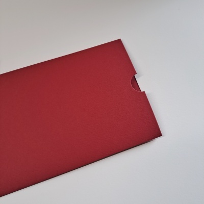 Envelope vermelho de papel com textura ligeira