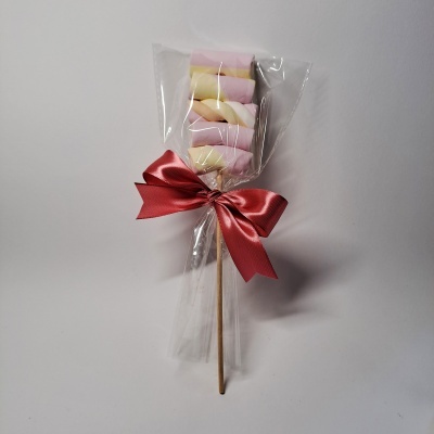 Palito com marshmallows coloridos e laço vermelho embalado em plástico